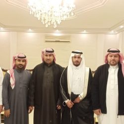 سمو الأمير محمد بن عبدالعزيز يقدم التعازي في وفاة الشيخ عبده حكمي ..