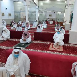 وسط اجراءات احترازية جموع المصلين يؤدون صلاة عيد الاضحى المبارك بجامع الخطوة التاريخي .