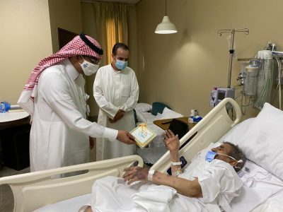 اللواء الداود ينقل معايدة سمو الأمير عبدالعزيز بن سعود للمنومين بمستشفى قوى الأمن بمكة