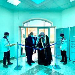 مستشفى الحرث ينفذ الجرعة الأولى من لقاح فيروس كورونا لمحافظ ومنسوبي المحافظة والجهات الحكومية