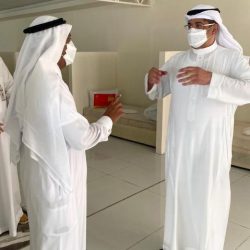 رئاسة شؤون الحرمين تعيد ترتيب ملصقات التباعد الجسدي بالمسجد الحرام