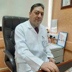 د.محمد عوض اختصاصي الأسنان: الإسراف في تبييض الأسنان بأي طريقة سلوك خطير لا ينصح به