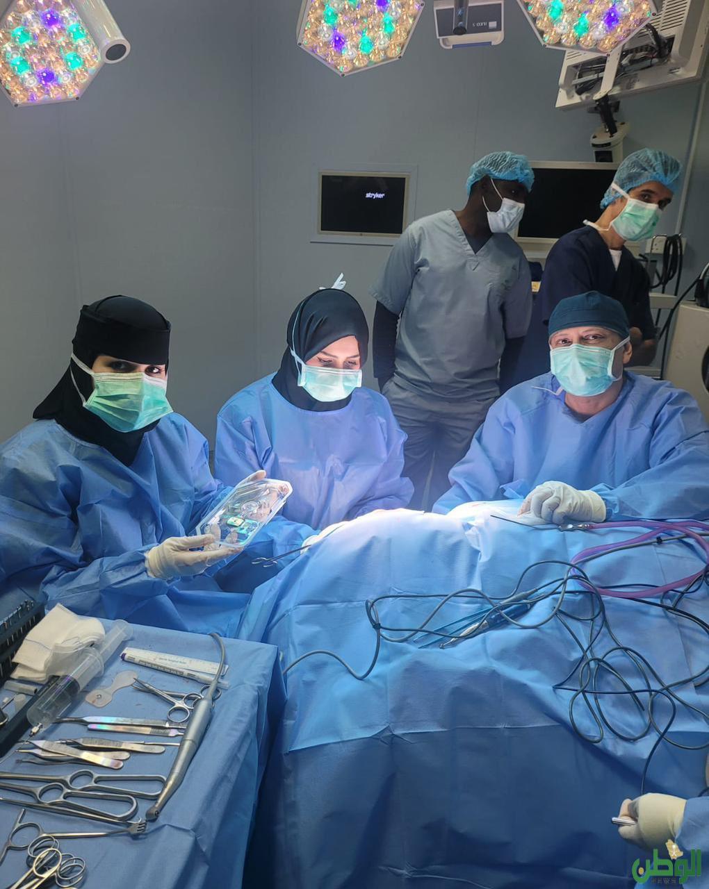 تجمع الجوف الصحي ..نجاح عملية زراعة سماعة عظمية لمريضة سبعينية في مركز القوقعة بالجوف 1 ٢٠٢٤٠١٢٥ ١١٣٩١٦