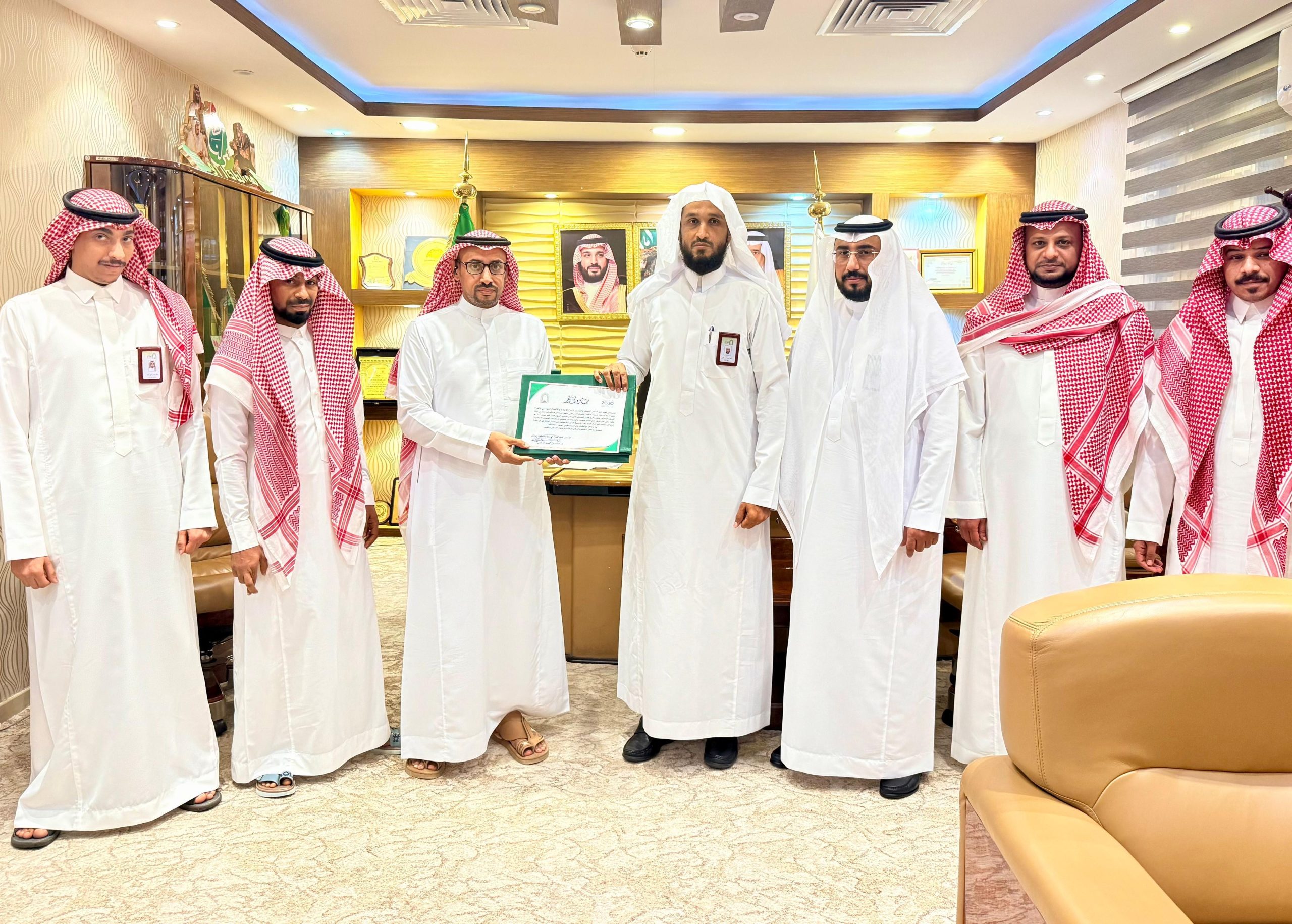 مدير عام فرع الشؤون الإسلامية في جازان يكرم إدارة الإعلام والاتصال المؤسسي 1 1b8dc5aa 679d 49df 930d 9f1a805fa3f7 scaled