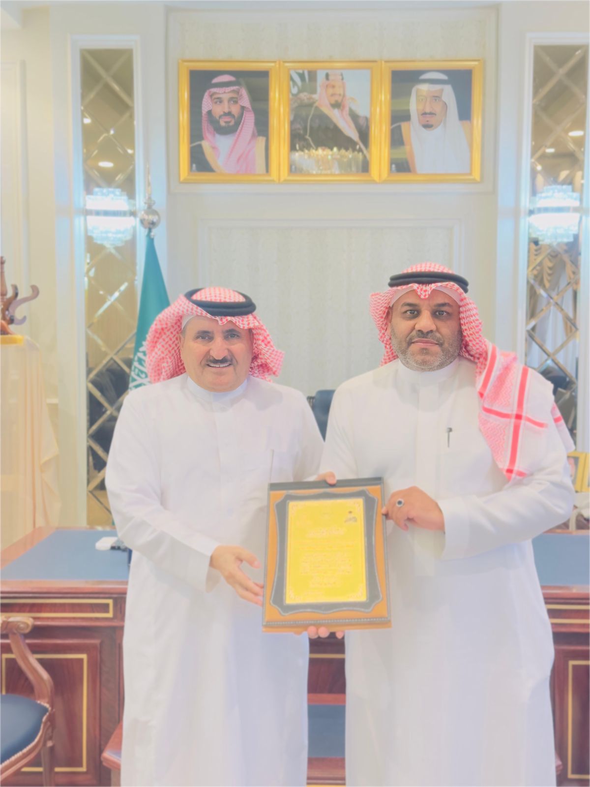 محافظ الكامل يكرّم مدير مكتب وزارة البيئة والمياه والزراعة بالمحافظة 1 IMG 20250806 WA0042