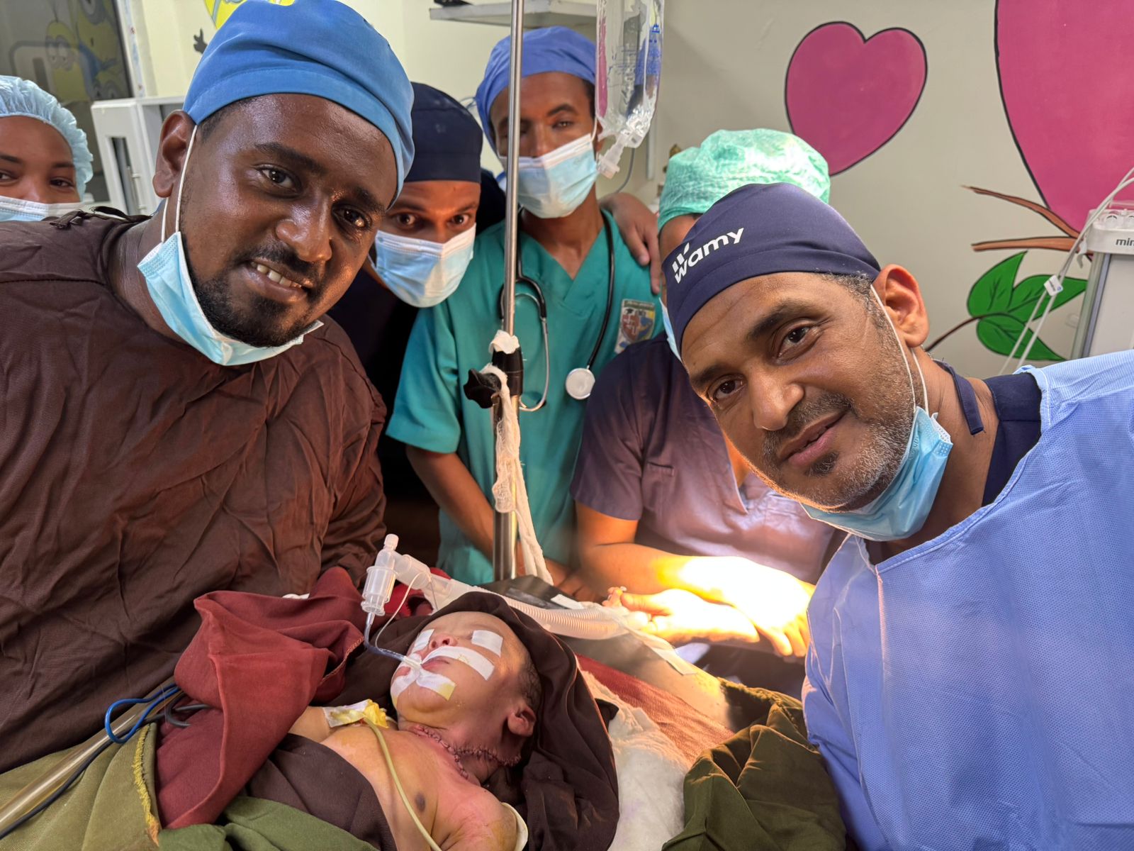نجاح عملية خطيرة ودقيقة لإنقاذ رضيع عمره 4 أيام من تشوّه لمفاوي في الرقبة بالصومال الإثيوبي 5 IMG 20250904 WA0021