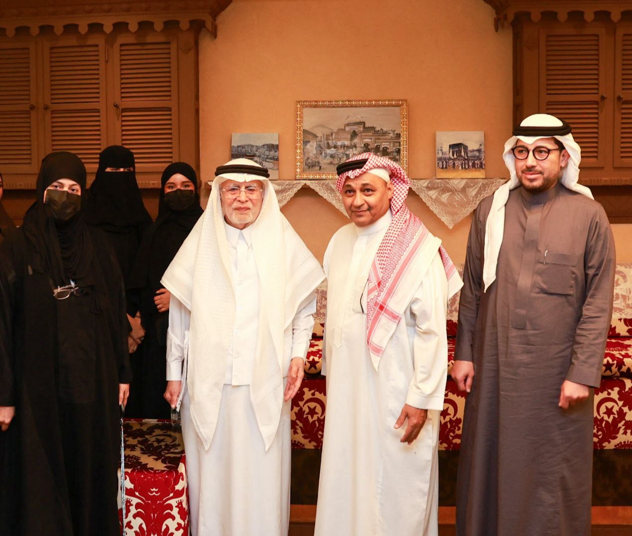 خوجة في مكة يستعرض تاريخ الصحافة السعودية ومستقبلها الرقمي ويكشف قصة إطلاق قناتي القرآن والسنة 3 IMG 20251211 WA0307