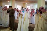 وسط إجراءات احترازية جموع من المصلين يؤدون صلاة عيد الاضحى المبارك بجامع الملك فهد بالباحة .