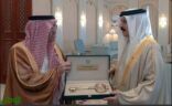 جلالة ملك البحرين يتسلم مفتاح السياحة العربية لعام ٢٠٢٠ من معالي رئيس المنظمة العربية للسياحة