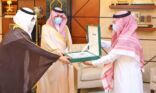 سمو أمير الشرقية يستقبل المدير الإقليمي لمكتب جريدة الرياض بالمنطقة الشرقية