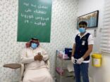 محافظ العيدابي يدشن حملة تطعيم لقاح كورونا ويتلقى الجرعه الأولى